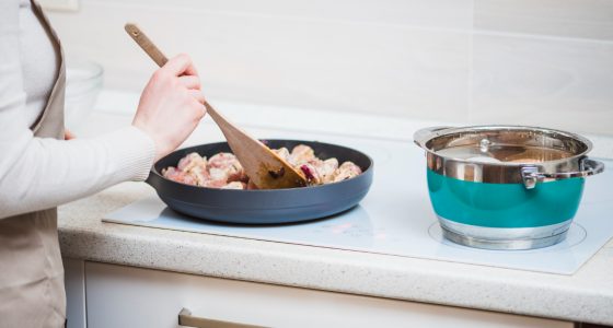 Pot folosi o oală de inducție pentru a prăji alimente?