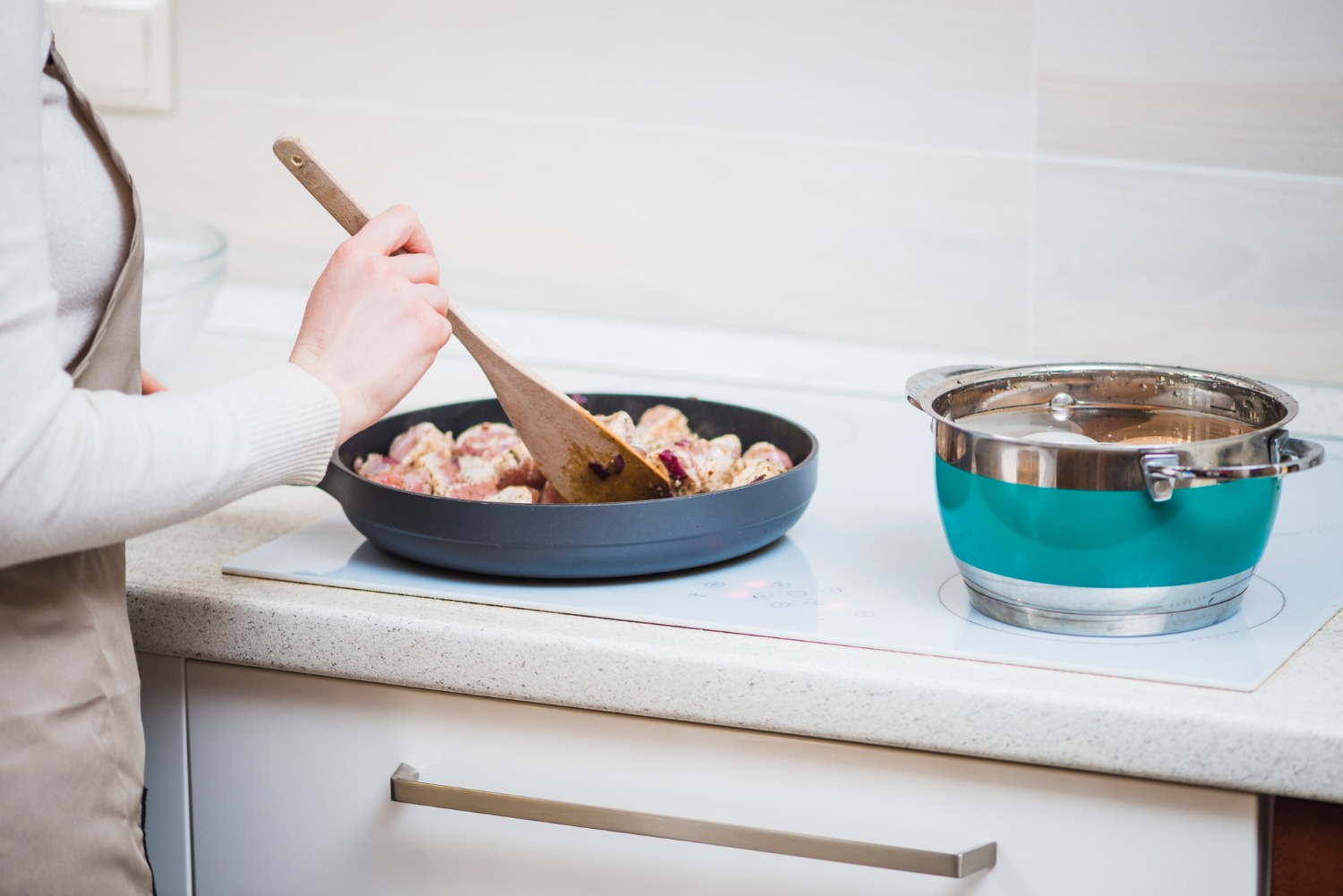 Pot folosi o oală de inducție pentru a prăji alimente?